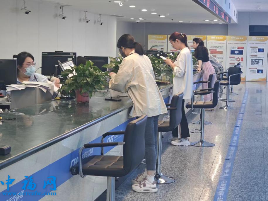 南京市医保中心服务大厅医保综合业务窗口。 人民网 黄盛摄