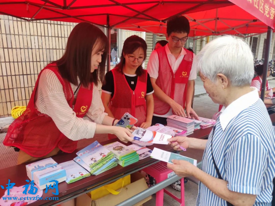 志愿者们向社区居民发放家风家训、婚俗新风倡议书等材料。厦门市民政局供图