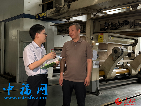 银行工作人员走访启越纸品。人民网记者 杜燕飞摄