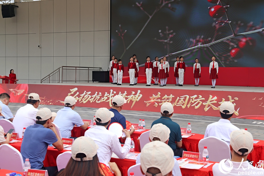 开场节目《少年中国说》诗朗诵。人民网记者 陈博摄