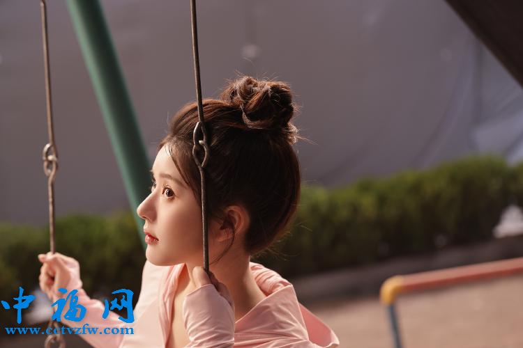 赵露思穿粉色运动服 可爱灵动元气满满