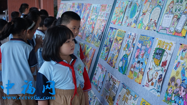 学生观看宣传展板。