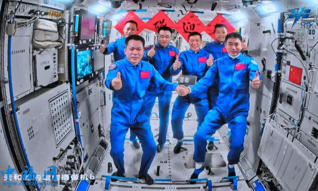 神舟十七号、神舟十八号两个航天员乘组“太空会师”。来源:中国载人航天工程