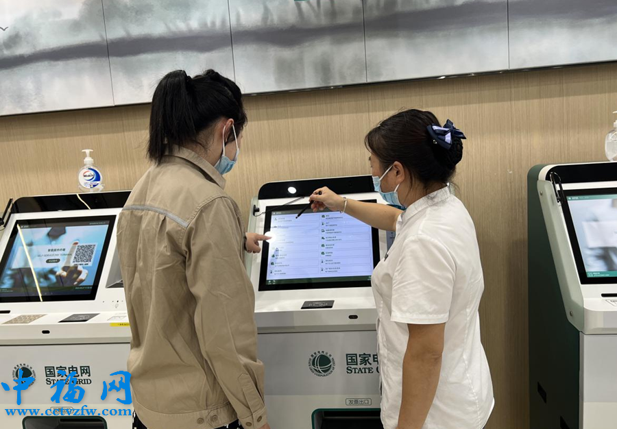 检查人员至营业厅开展现场检查。陈淑红摄