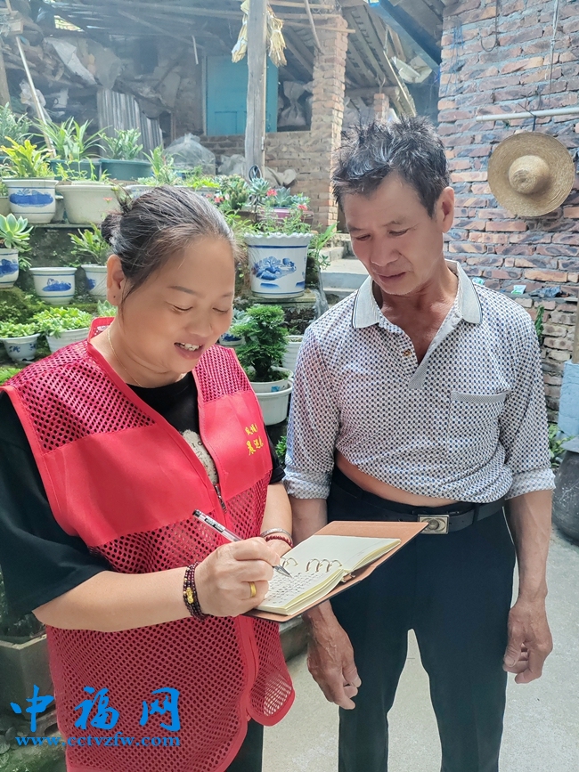 凤埔乡峦龙村党支部书记周丽玲入户记录群众需求。周东海摄