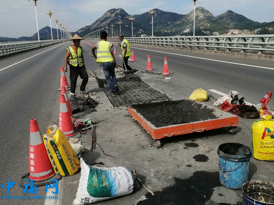 浇筑黑色钢纤维水泥砼.jpg