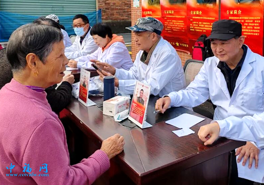 笔墨传情、健康同行  漳州军休志愿服务队走进芗城区金沙村