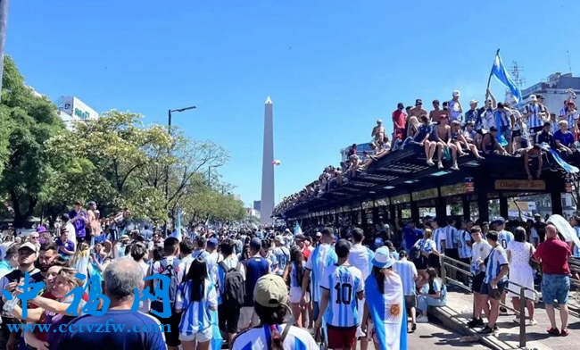 阿根廷地标方尖碑附近,涌上街头庆祝的球迷。 (陈金环 摄)