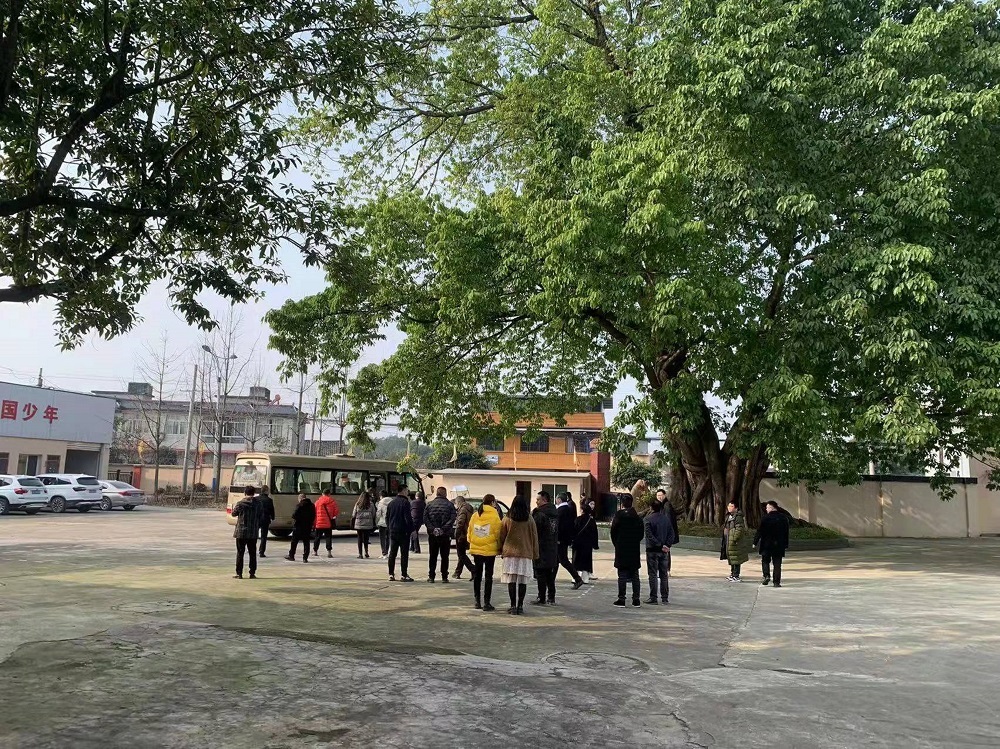 热烈欢迎市委副书记何方莅临我校实地考察指导—四川校区。