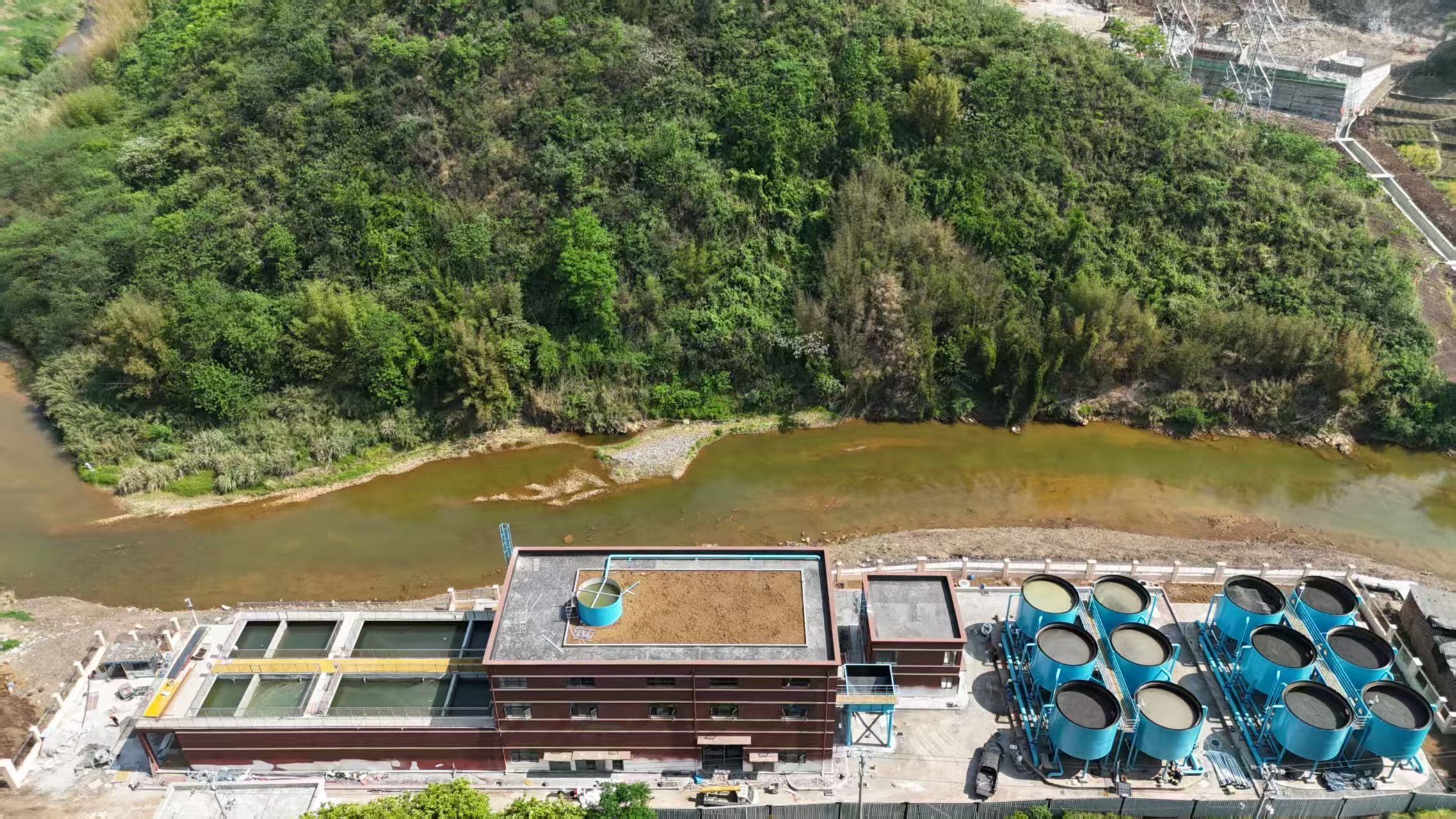 万盛经开区关闭煤矿碰头岩涌水点矿井废水治理工程顺利安装完成