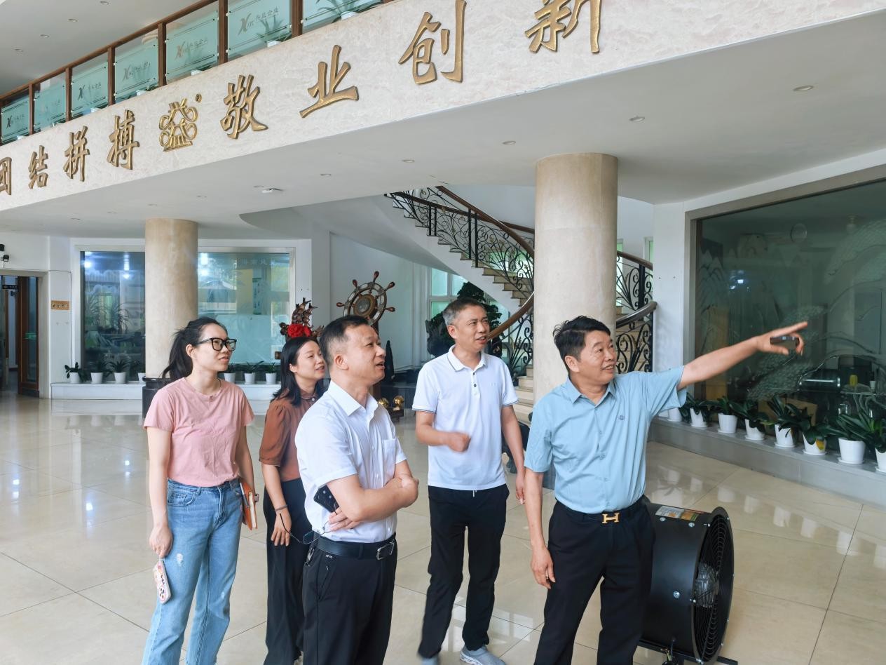 泽国镇党委书记姜圣斌、副镇长金潮莅临兴益开展参观指导工作