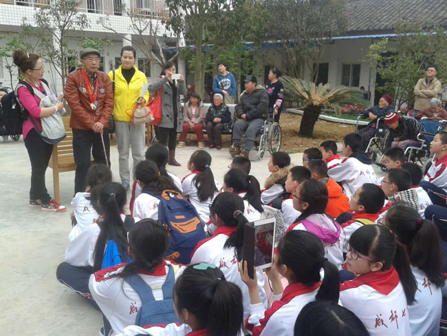 成都七中“学雷锋”志愿服务活动走进南山养老院