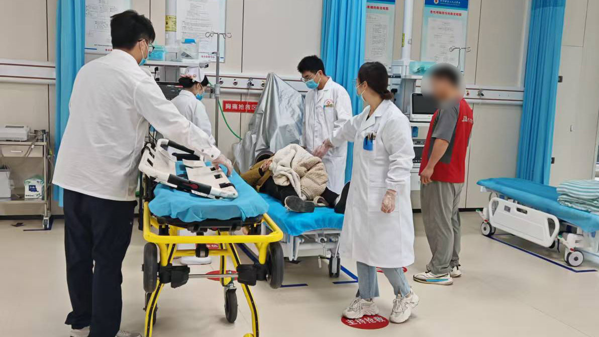 【国庆我在岗】有一种守护是“医”直都在|市二院急诊白衣坚守的节日答卷