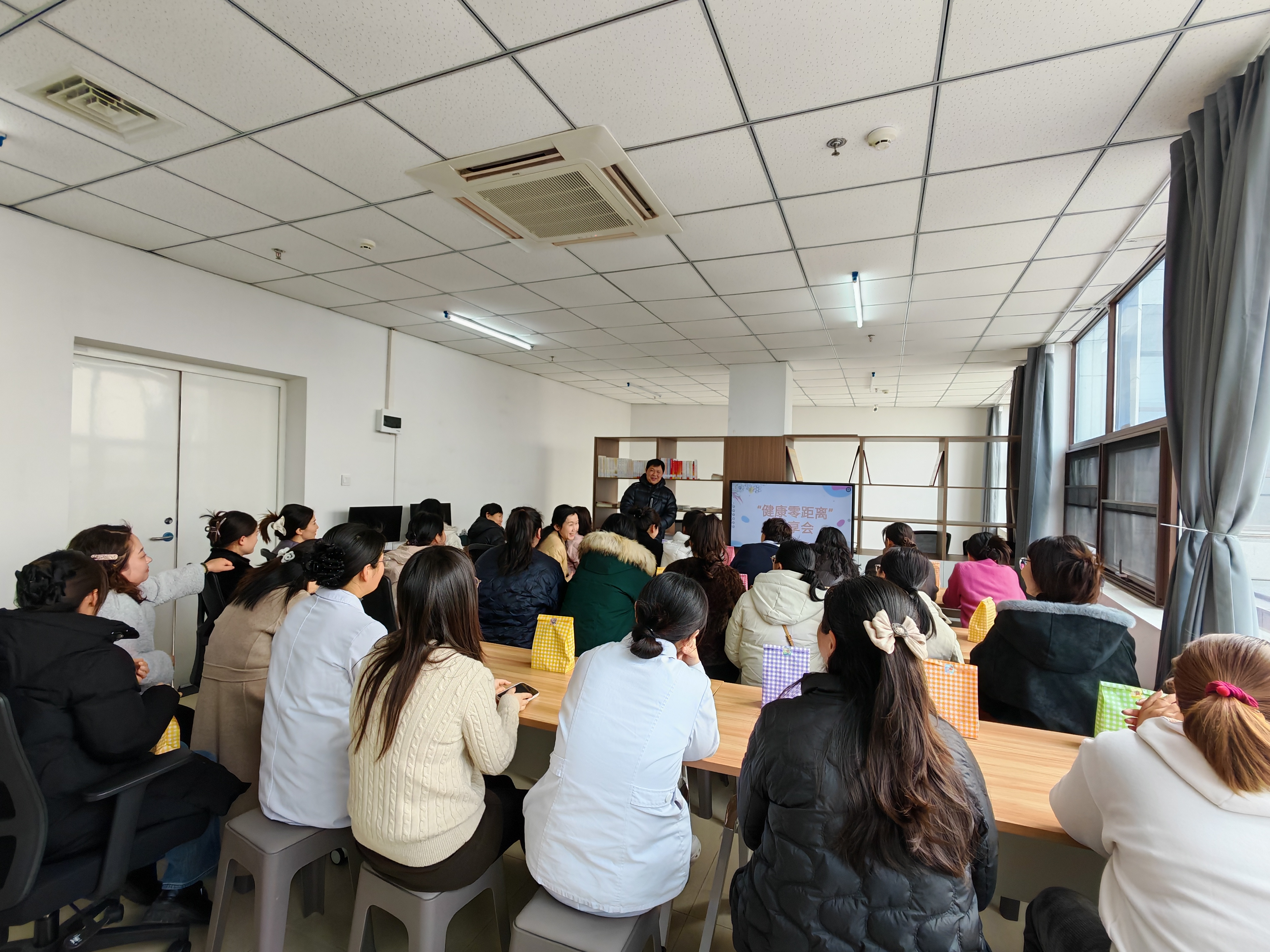 健康赋能 温暖同行——市二院开展关爱女性职工专题健康系列活动