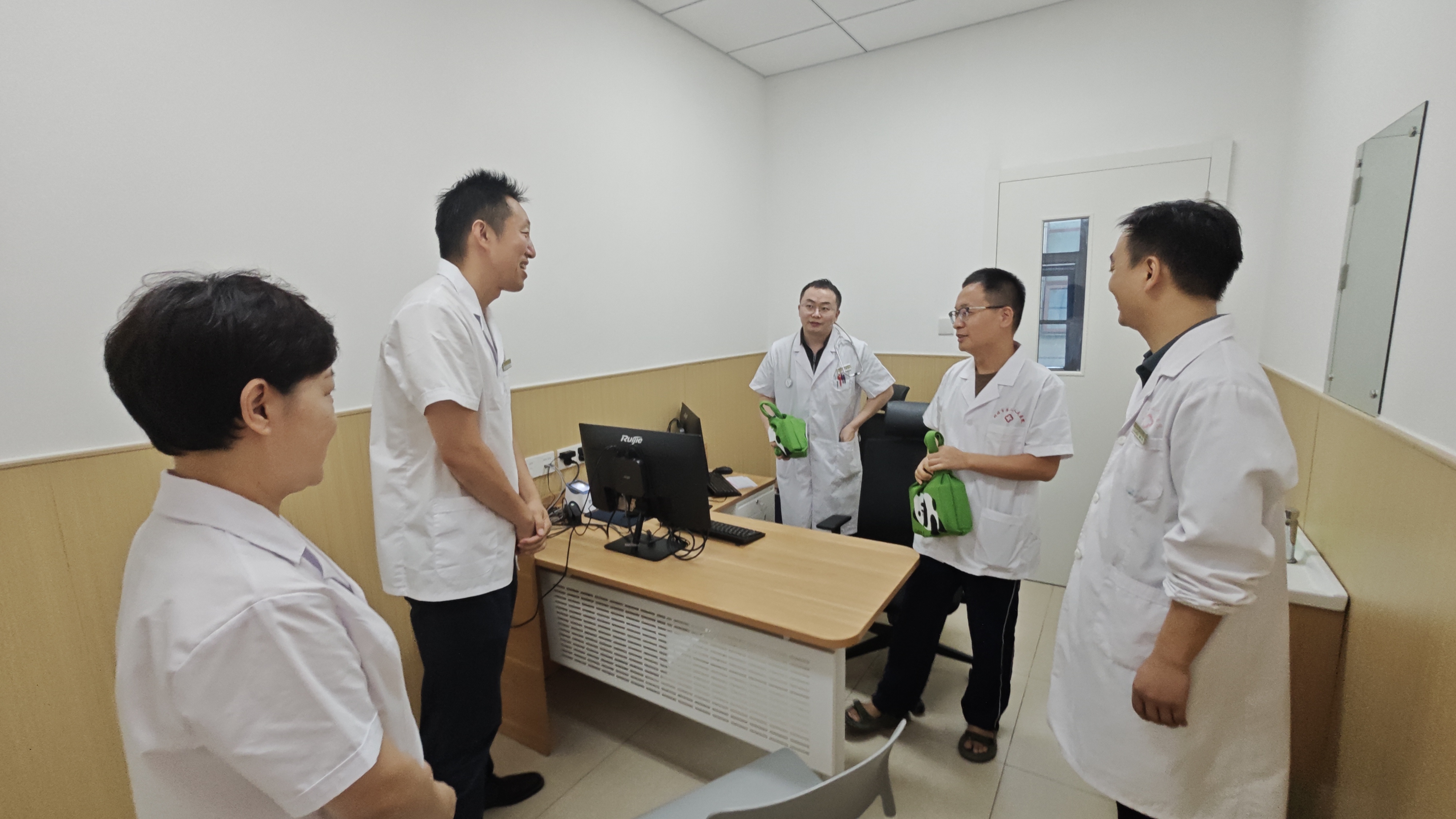第八个中国医师节｜致敬医者担当！蚌埠二院开展中国医师节慰问活动