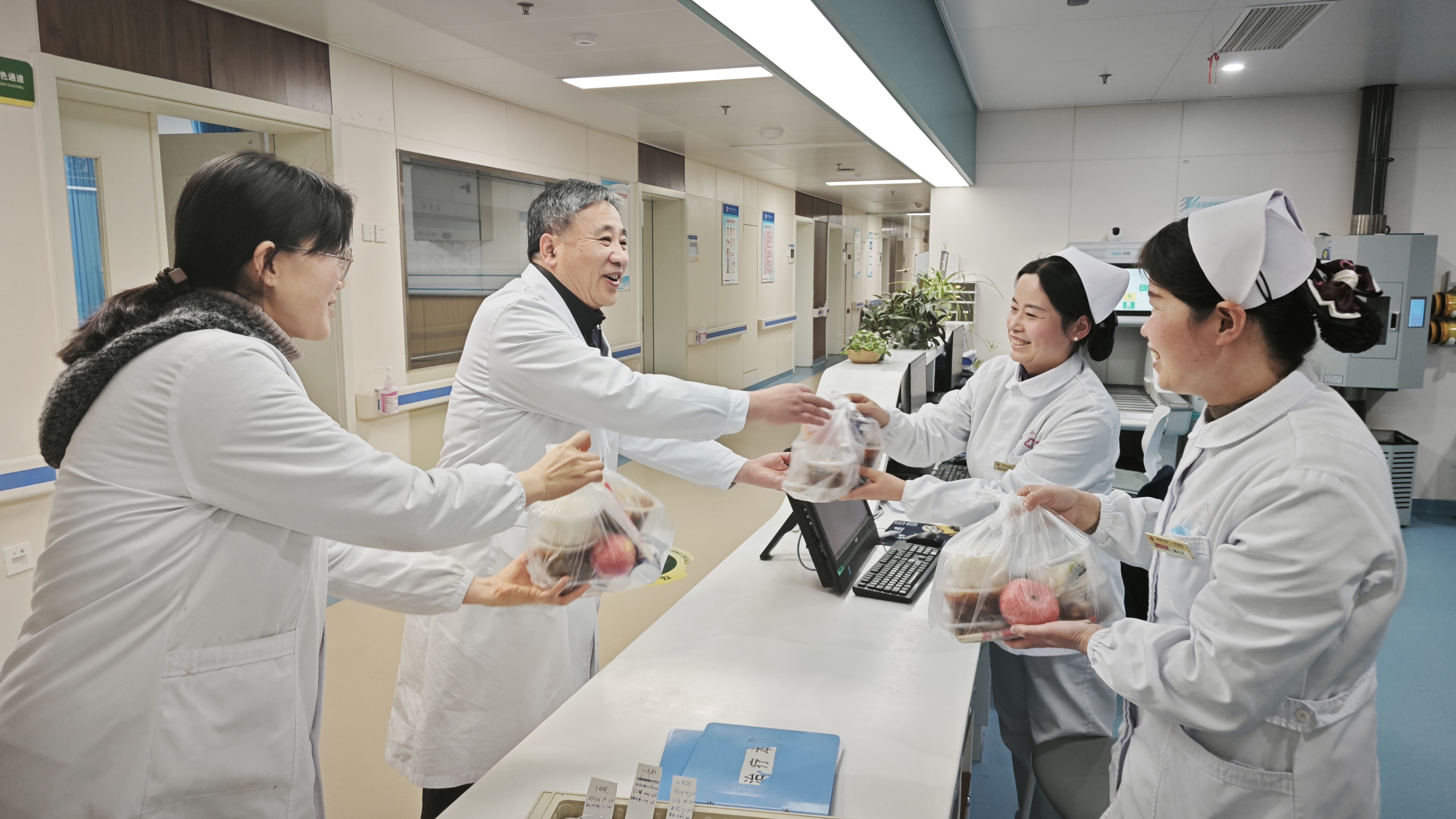 银蛇辞旧岁，骏马迎新春——市二院领导除夕春节慰问一线值守人员及住院患者