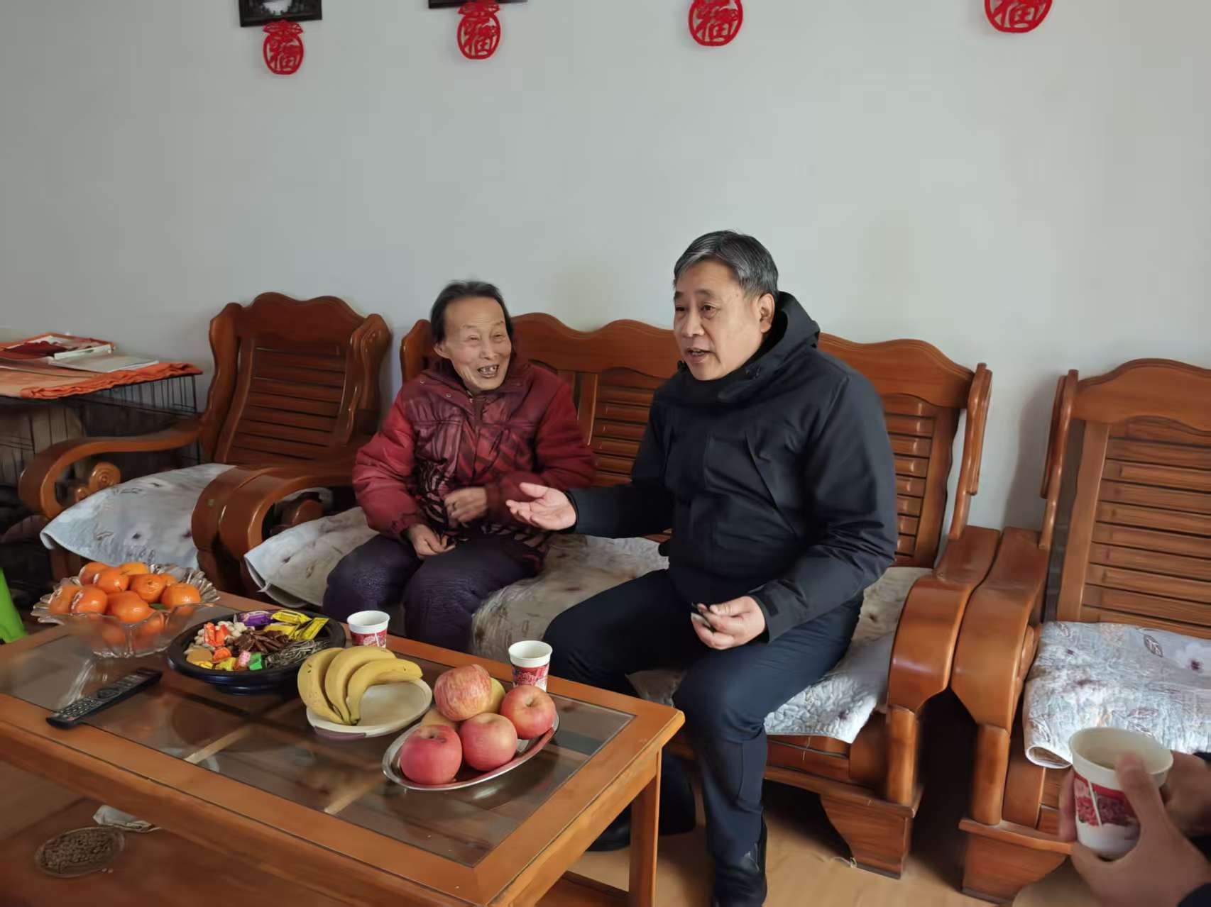 新春送暖 情系桑榆——市二院开展春节前走访慰问退休老干部活动