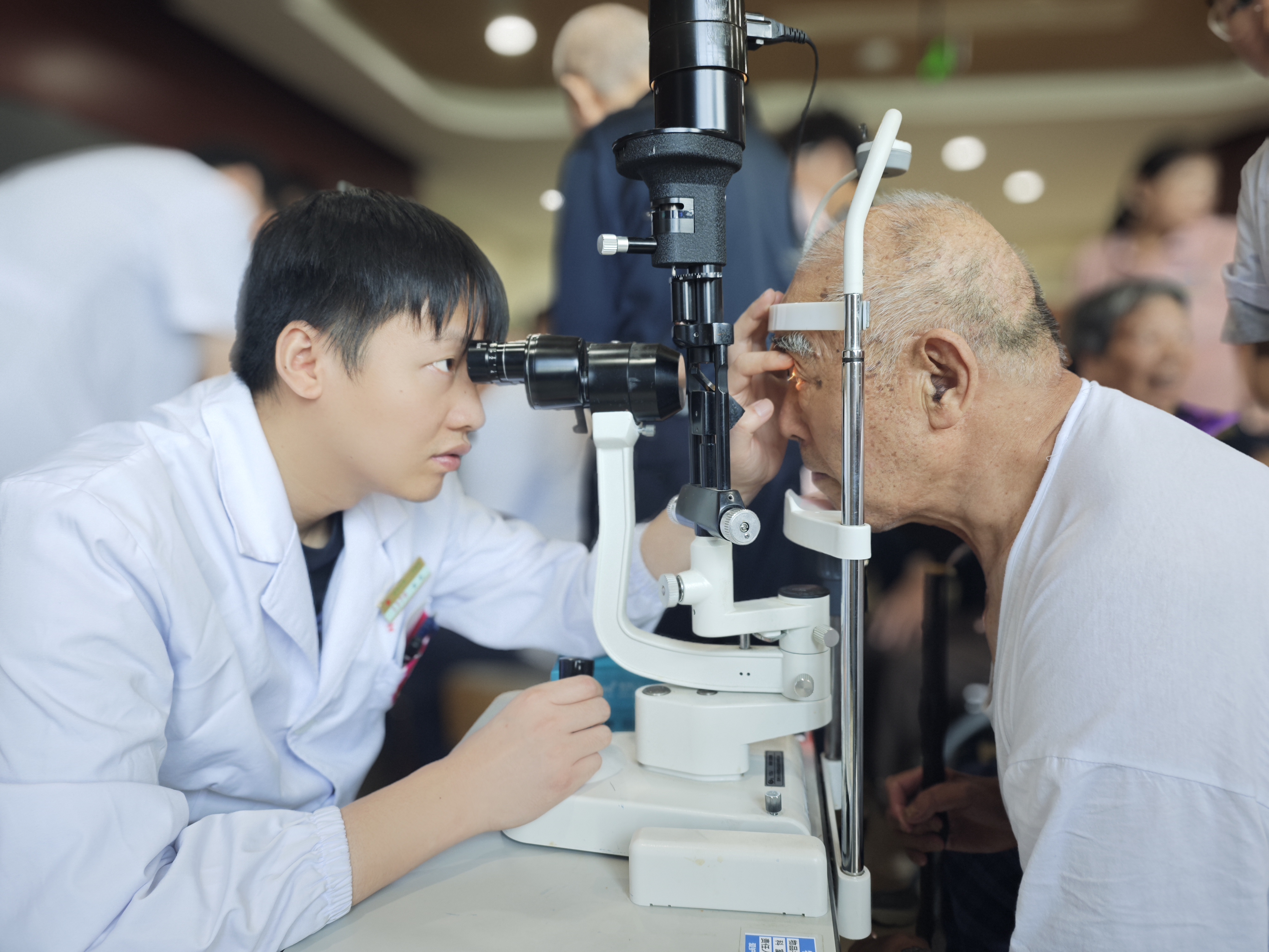 市二院眼科党支部走进康养中心：用专业守护老人“清晰视界”