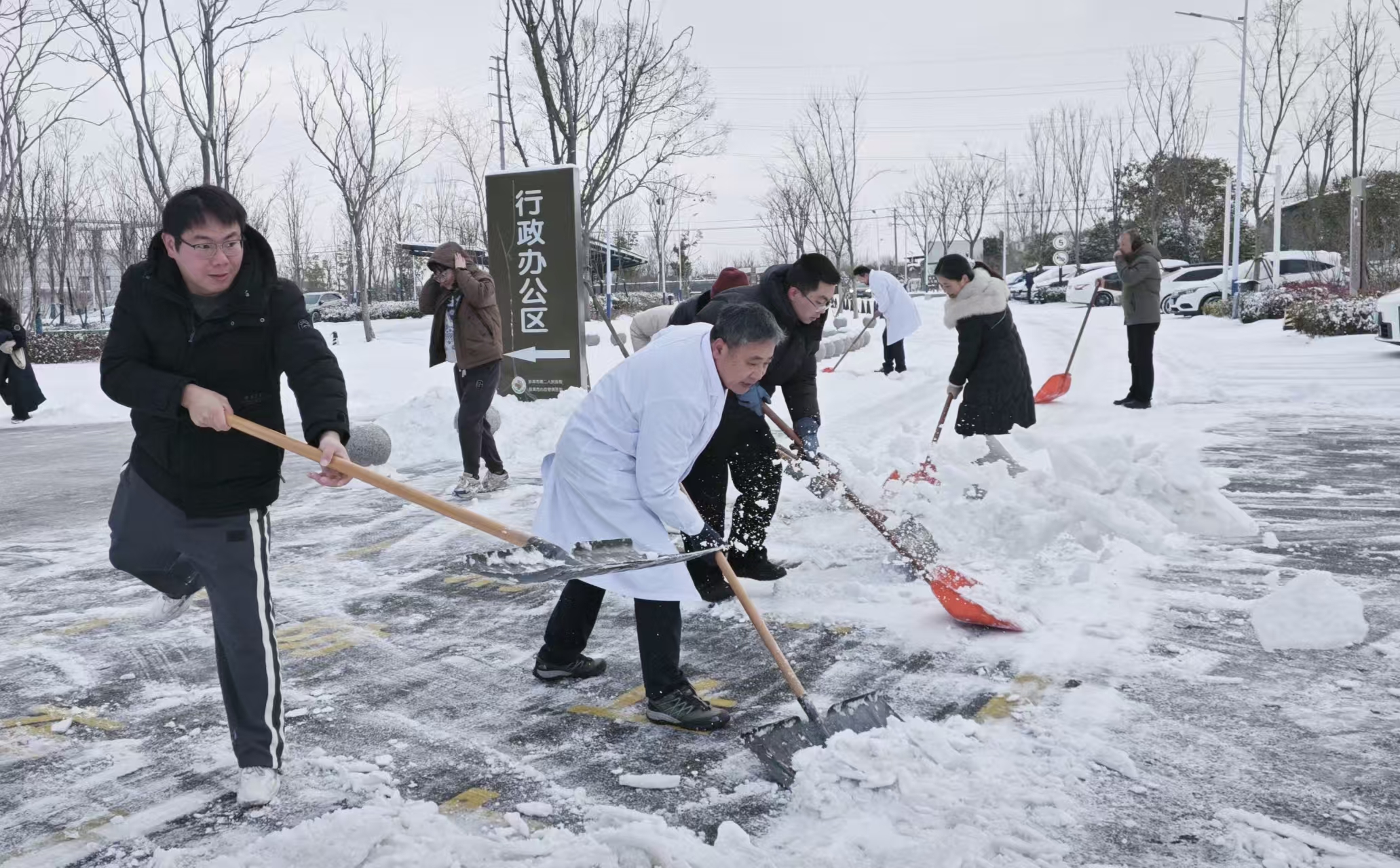 党旗映雪 暖心护航——蚌埠市第二人民医院全力除雪保就医畅通