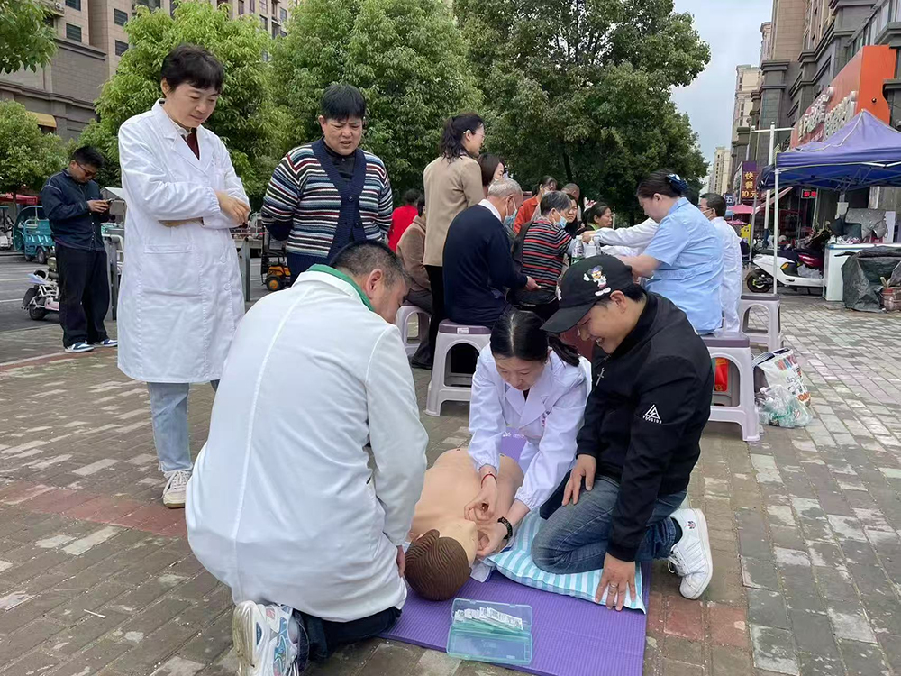 庆祝第114个国际护士节——关爱健康 “护”佑同行|市二院走进社区开展健康义诊活动