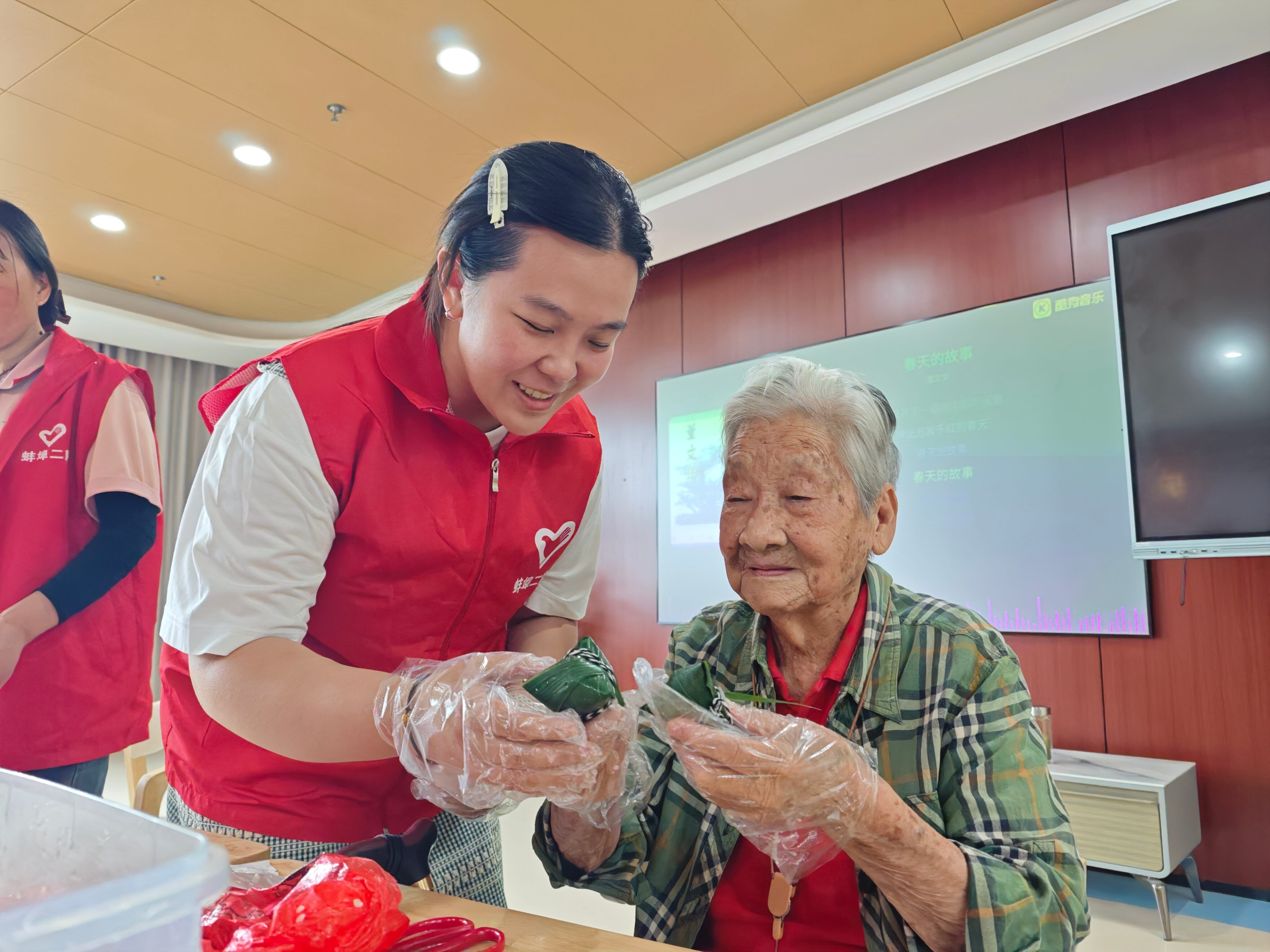 端午粽香傳溫情，志愿關(guān)懷暖桑榆——蚌埠二院兩支志愿服務(wù)隊共赴康養(yǎng)中心開展端午特別活動