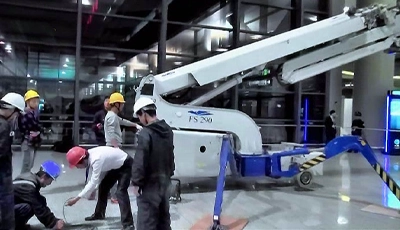  空调风管高空清洗作业现场