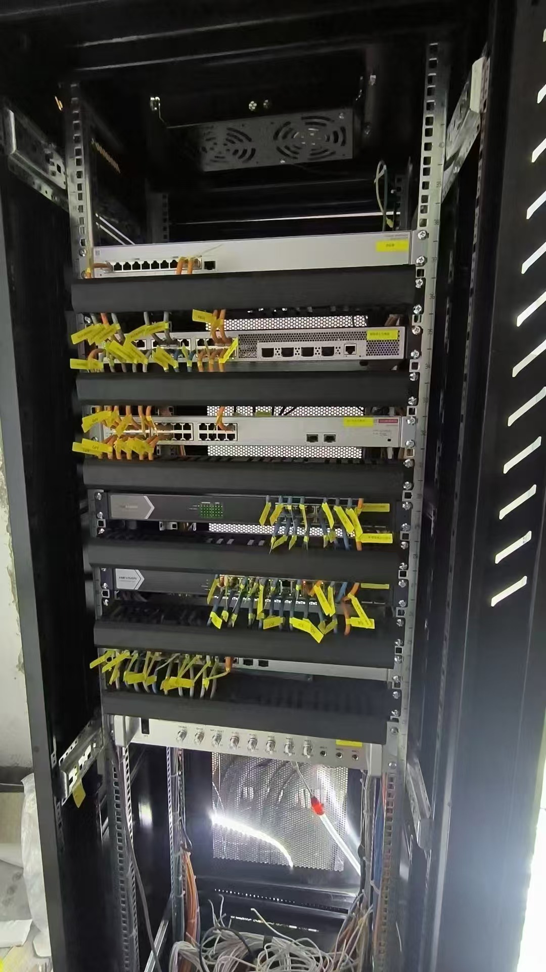 深圳办公司宽带机柜安装布线
