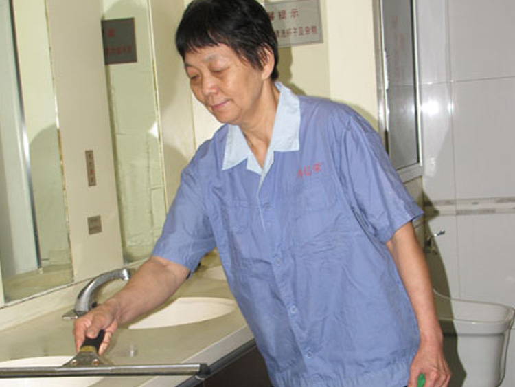 濱江商廈保潔員工將洗手間擦得干干凈凈