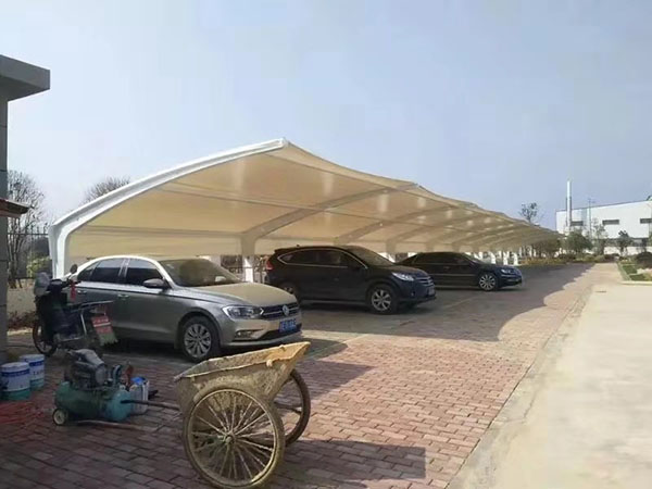 专业膜结构厂家为您介绍市场常见的车棚