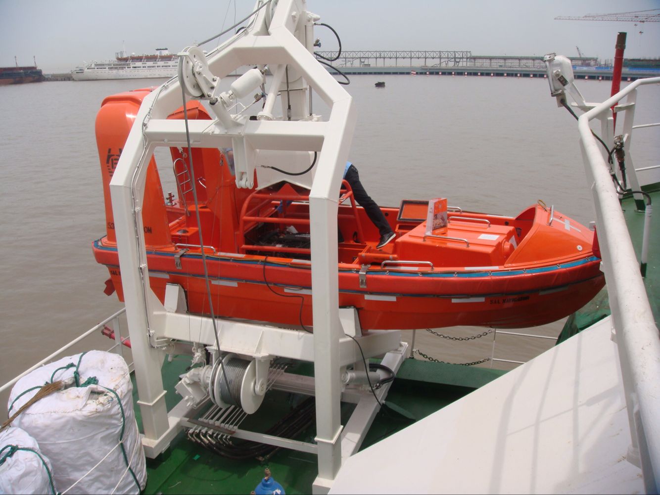 高速救生艇架降放装置