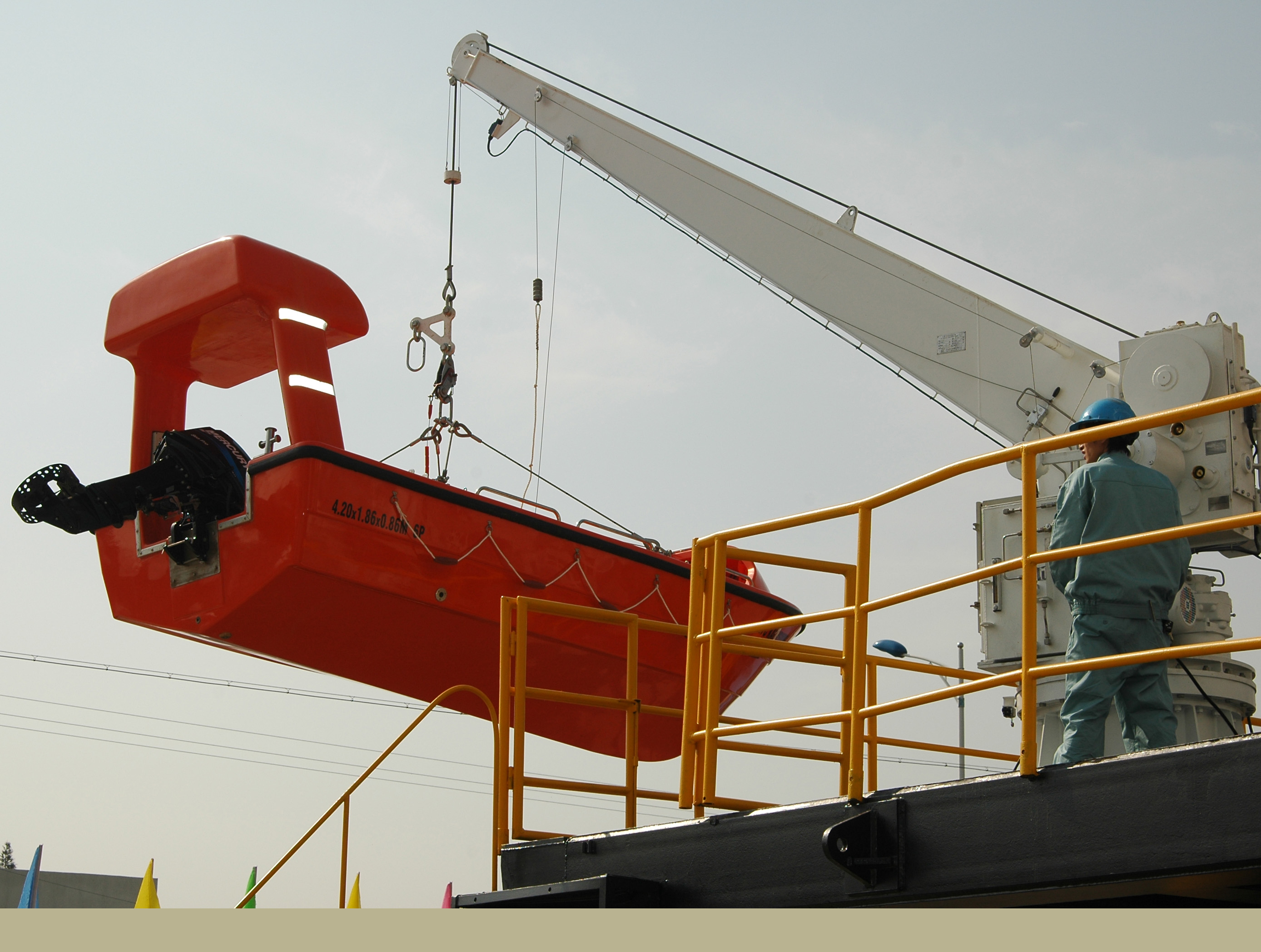 单臂救助艇筏兼起重机降放装置