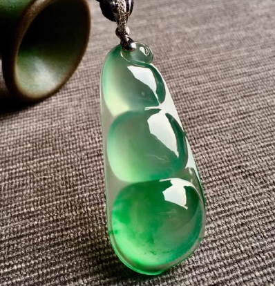 天然翡翠镶嵌吊坠冰种