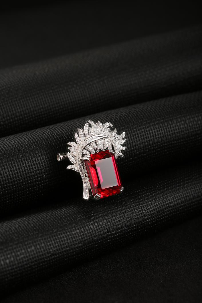 15克拉鸽血红宝石