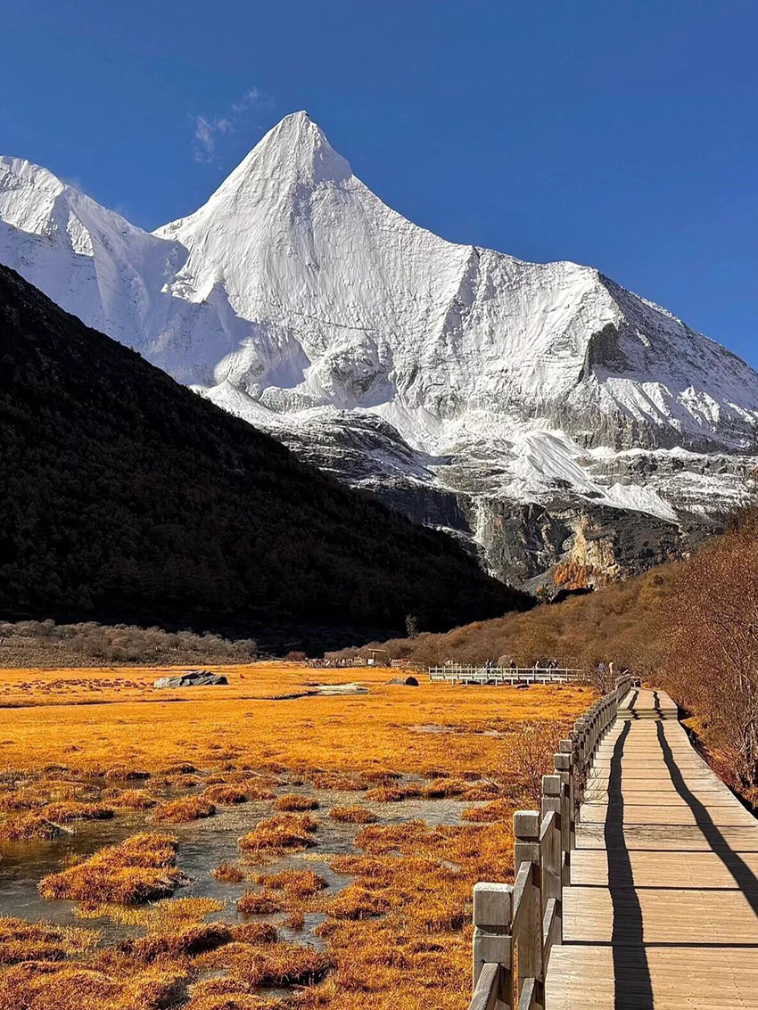 川西邂逅格聂 2-6 人小团 7 日游｜纯玩无购物，深度打卡格聂之眼 + 稻城亚丁 + 四姑娘山