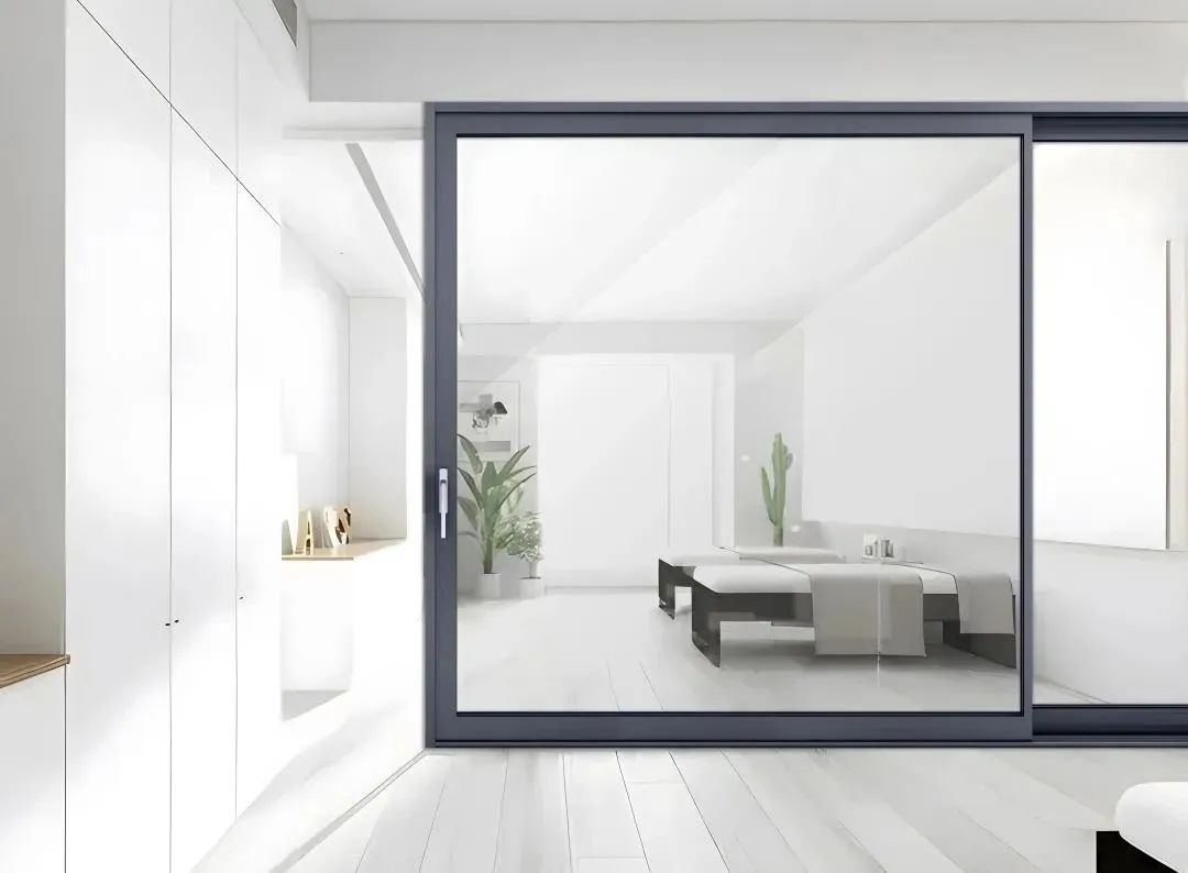 展厅上新|瓷泳钛空灰运用-中窄密封推拉门