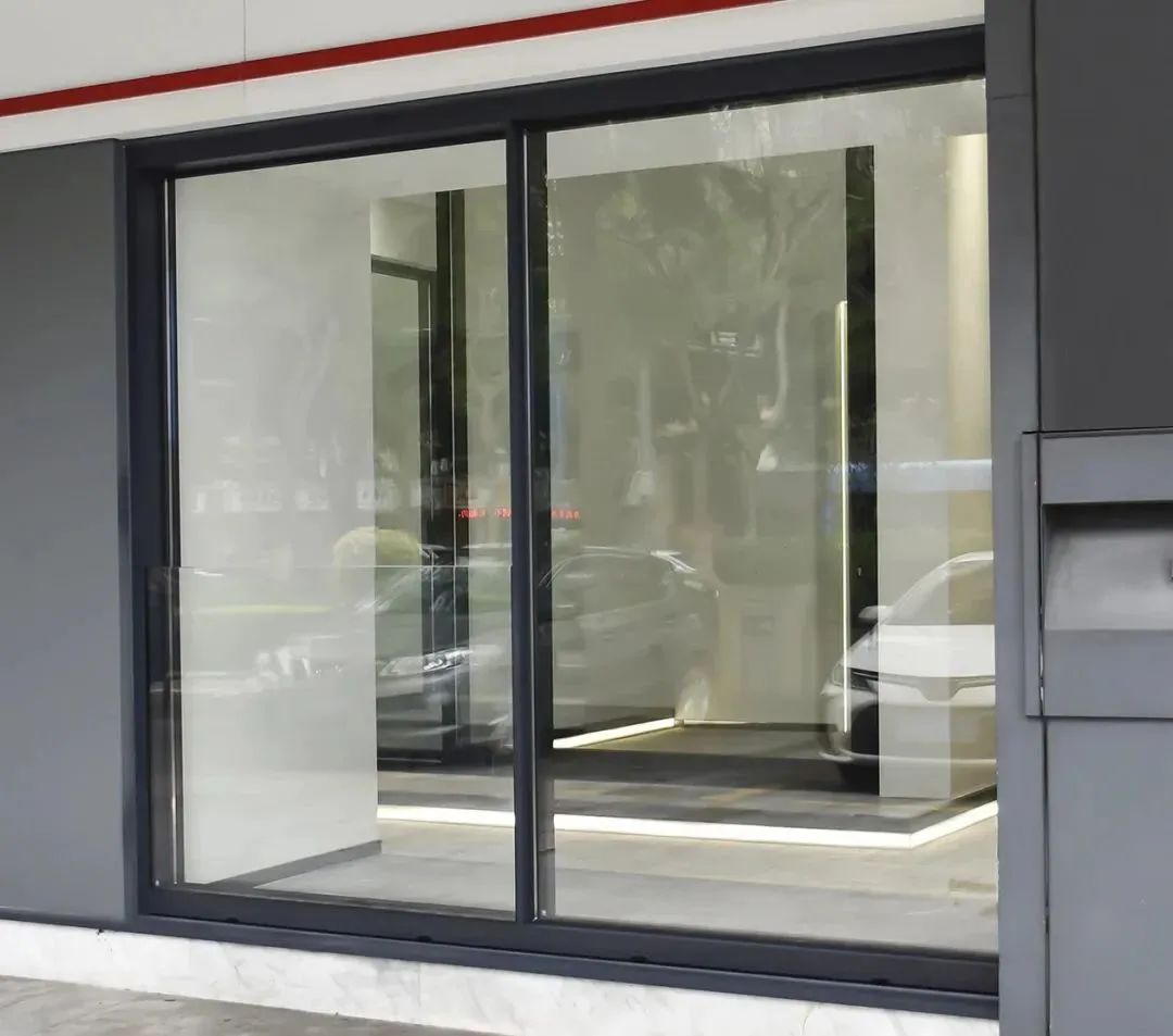 展厅上新|瓷泳钛空灰运用——全景推拉窗