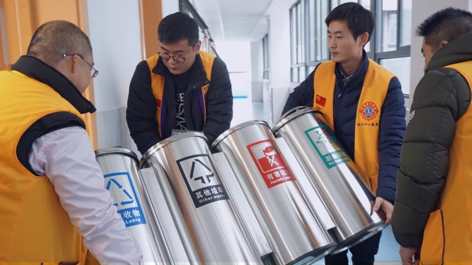 为社区捐赠环保设备