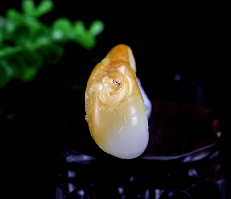 新疆和田玉籽料 玉雕作品 连年有余 大挂件 84克（带绳）