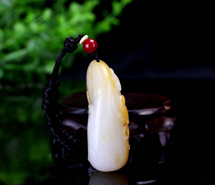 新疆和田玉籽料 玉雕作品 连年有余 大挂件 84克（带绳）
