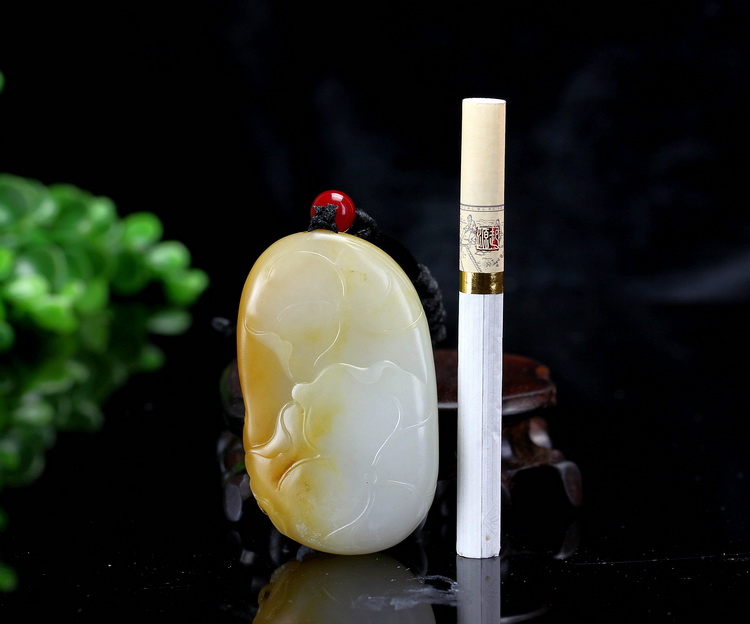 新疆和田玉籽料 玉雕作品 连年有余 大挂件 84克（带绳）