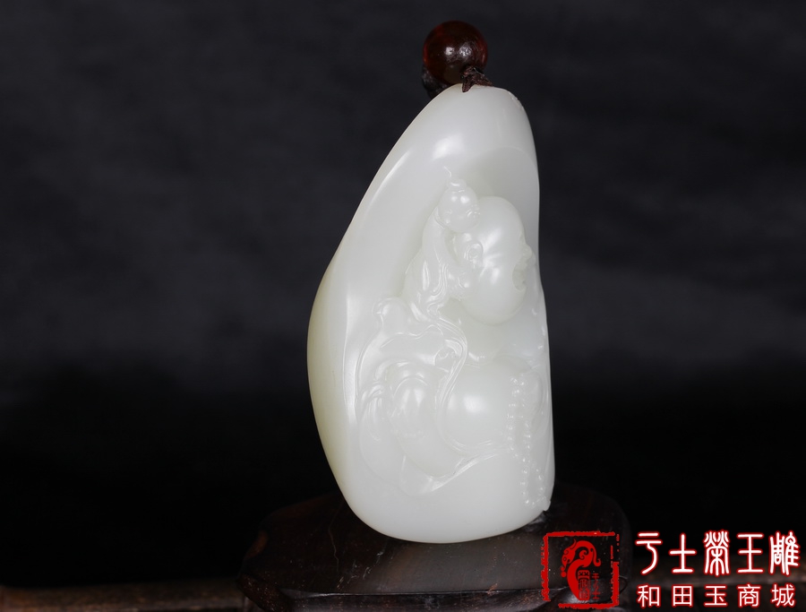 新疆和田玉挂件把件作品，编号YSR104大肚能容，175克