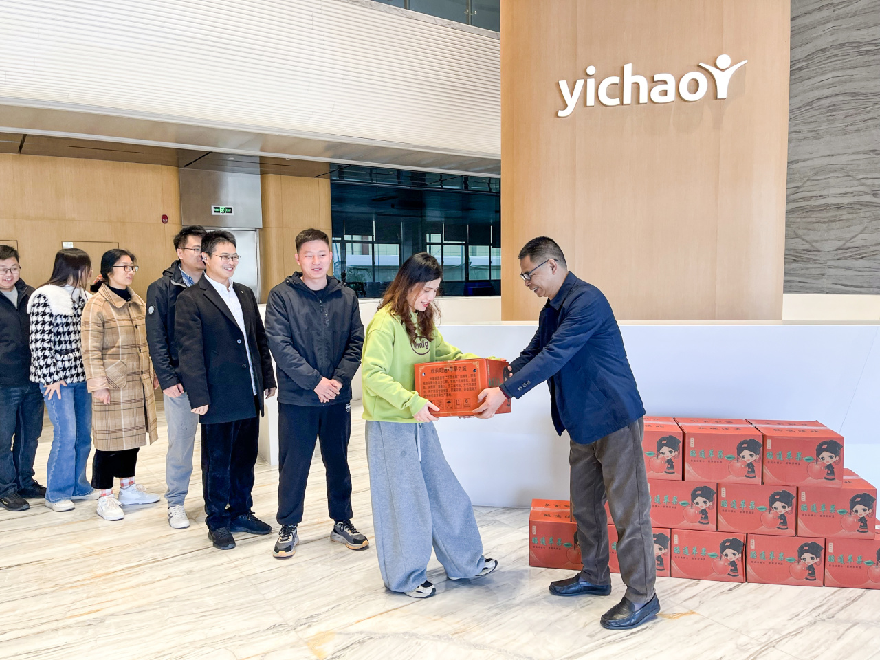 送上“蘋(píng)”安祝福！富味億超為員工發(fā)放暖心福利 