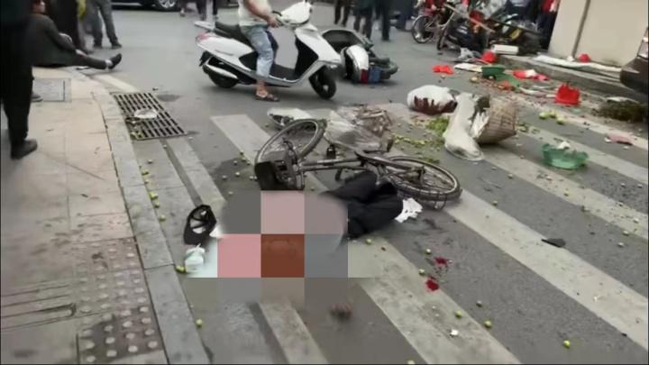 广东揭西县发生严重交通事故 目击者:数人被撞倒地不起