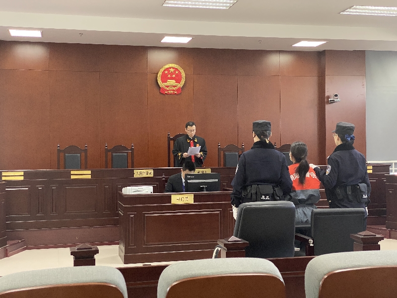 非法行医致人死亡逃匿19年 女子一审获刑10年半 非法行医致人死亡逃匿19年 女子一审获刑10年半