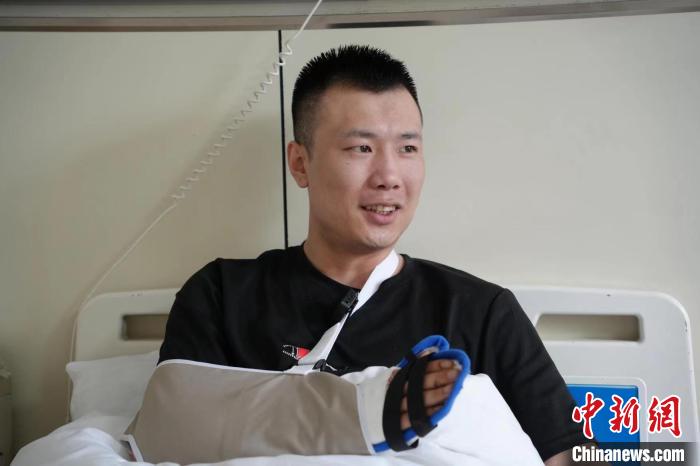 山西太原:生死三秒 辅警破门救下醉酒男子