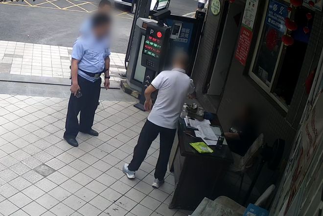 疑因停车争执，乐山一物管经理被拍桌子后倒地，抢救4天仍去世