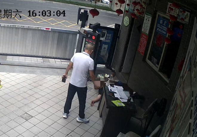 疑因停车争执，乐山一物管经理被拍桌子后倒地，抢救4天仍去世