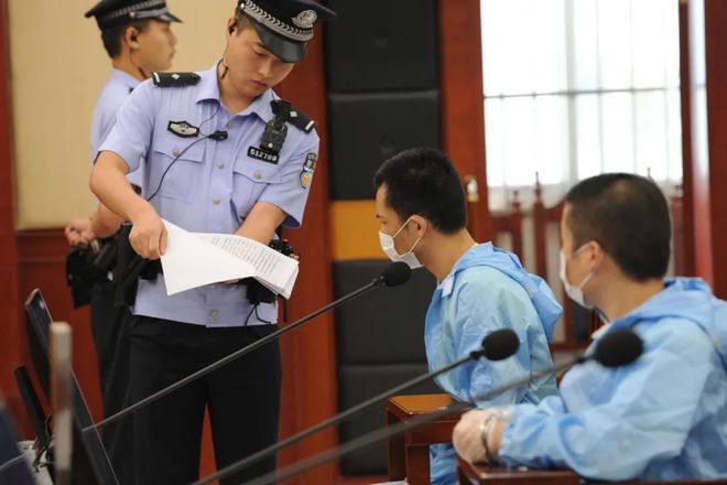 母亲为百元毒品将两子送给毒贩,11岁少年被持续殴打致死,法院判决!