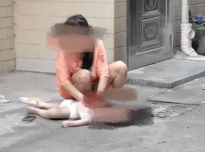 2岁幼童被父亲从楼上扔下致死,警方:男子已落网