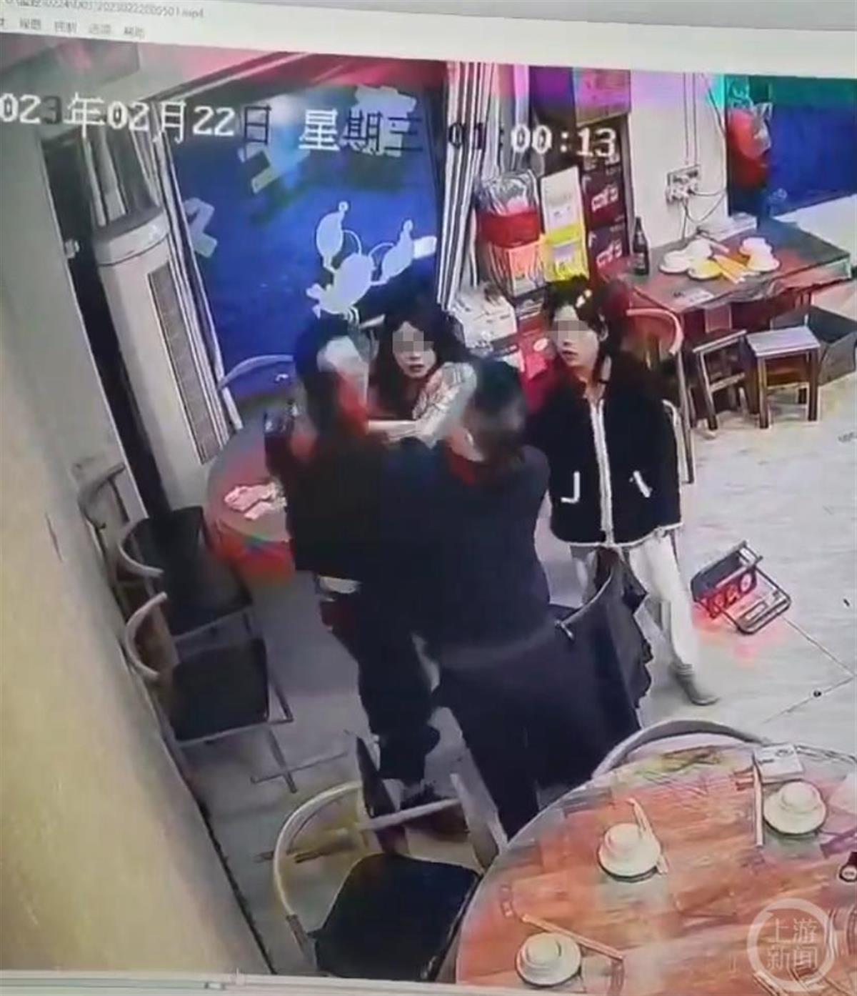 “唐山打人事件”重现江西!公职人员骚扰邻桌女生并打人,单位称其已请假两年
